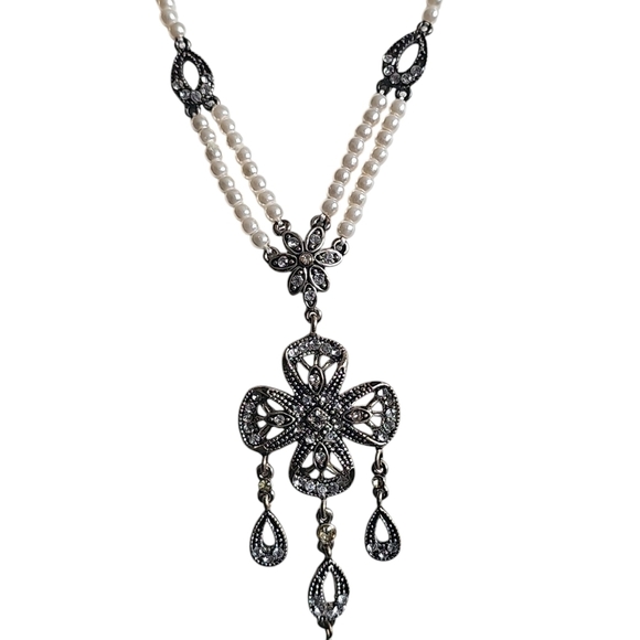 Vintage Silver and White Pearls Floral Pendant Necklace With Rhinestones - Picture 2 of 6